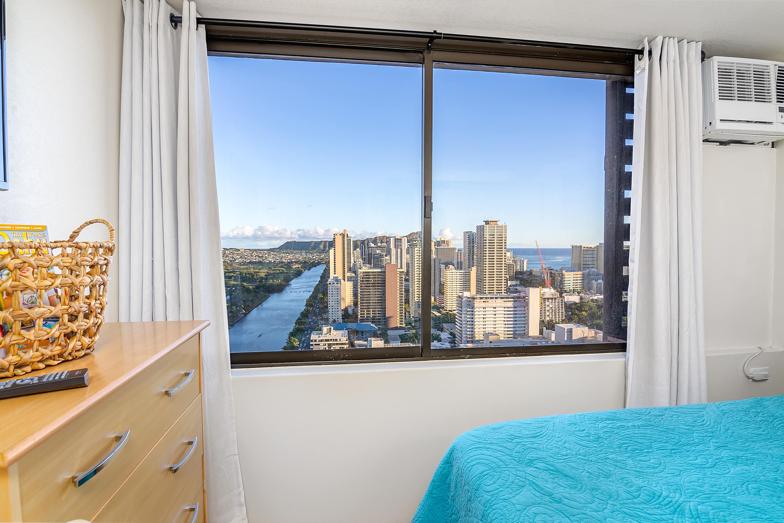 Condo in Honolulu · ★4.73 · Studio · 1 bed · 1 private bath - Image 9