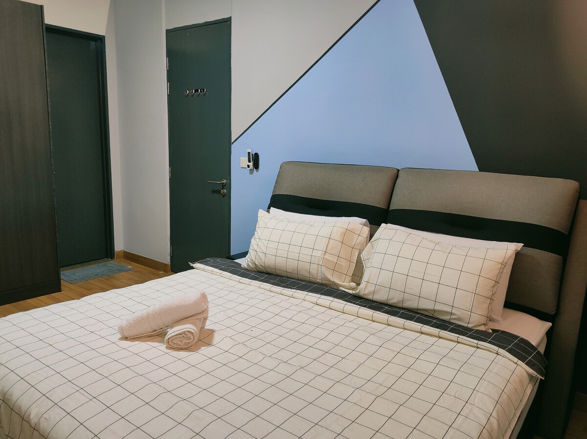 Izba s hlavnou posteľou 
- 1 extra veľká manželská posteľ 
- Pripojená kúpeľňa 
- Šatník 
- Aircond 
- Stropné ventilátory 