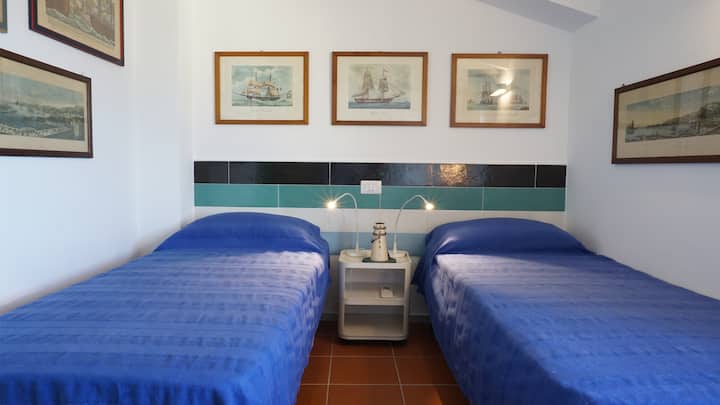 Спална соба со два единечни кревета кои може да се спојат