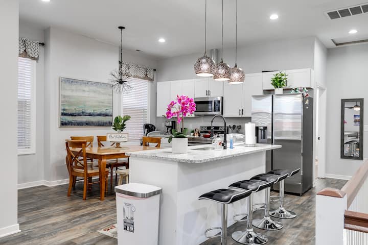 Big Fan Home/private parking /6 BR & 4 BA