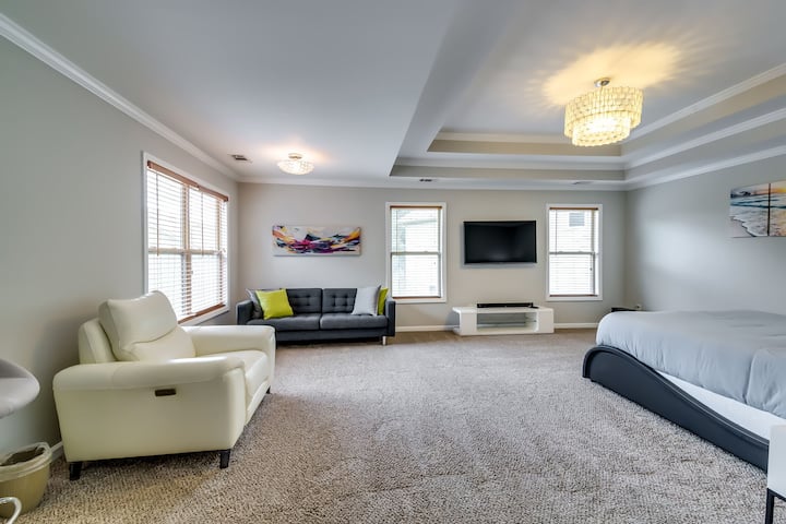 Enorme dormitorio principal con múltiples áreas de estar y cama tamaño queen.