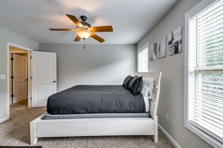 Dormitorio secundario 2 con una cama tamaño queen y un televisor inteligente de 40pulgadas. La habitación tiene acceso al baño Jack-n-Jill.
