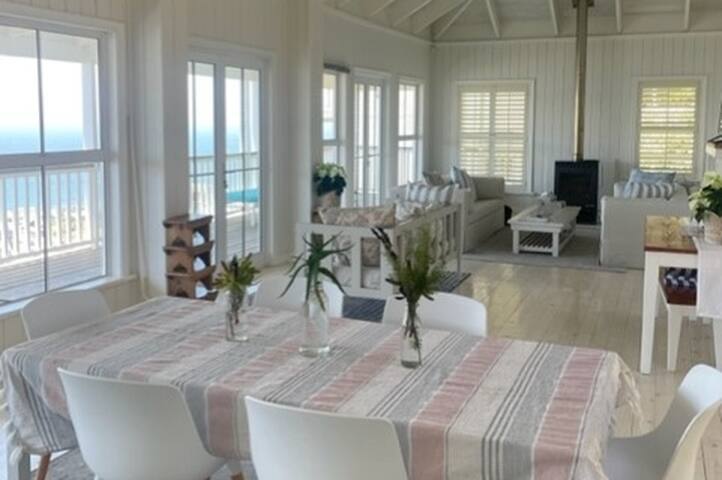 Stylish and Captivating Family Home gallery image 5