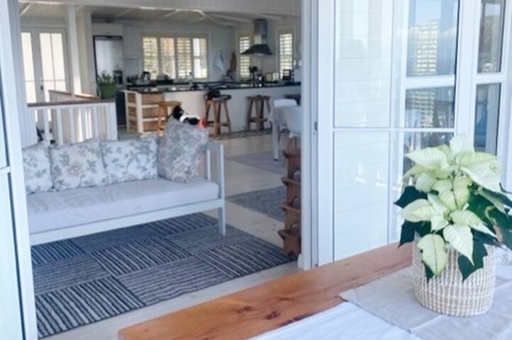 Stylish and Captivating Family Home gallery image 3