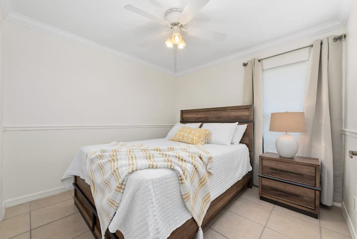 חדר מושלם עם מזרן קווין סייז וכריות נוחות במיוחד כדי שתוכלו לנוח כמו מלך ולמלא מצברים למחרת.