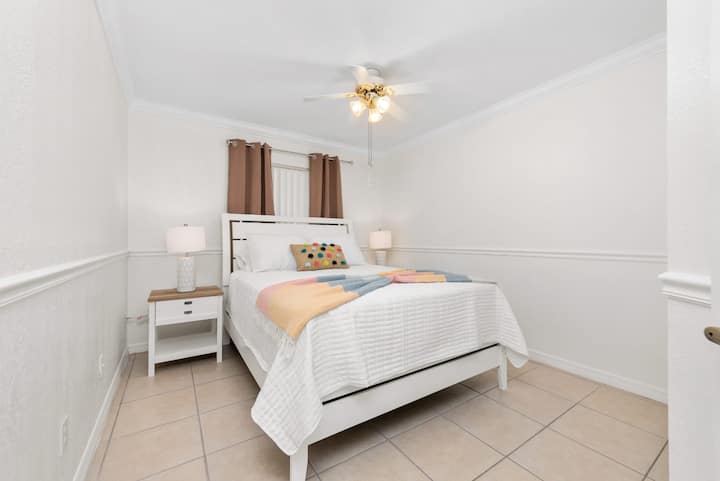 חדר מושלם עם מזרן קווין סייז וכריות נוחות במיוחד כדי שתוכלו לנוח כמו מלך ולמלא מצברים למחרת.