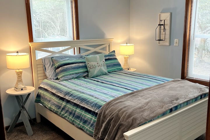 Dormitorio principal. Cama tamaño queen. 