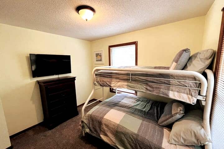 Dormitorio número 3. Doble sobre litera completa con TV Roku de 43pulgadas.