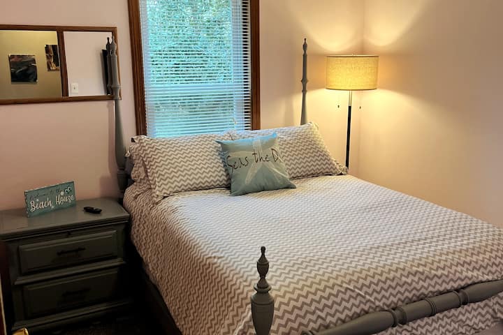 Dormitorio número 2. Cama tamaño queen. 