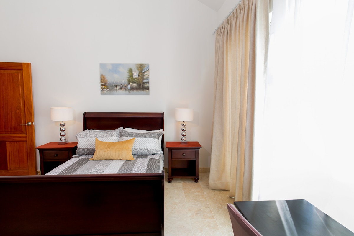 Საძინებელი. დიდი ორადგილიანი საწოლი. Სამუშაო მაგიდა. ტელევიზორი. 