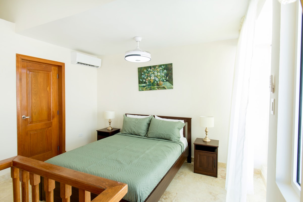 Ლოფტის საძინებელი. Საწოლი Queen. სააბაზანოს კარი. 