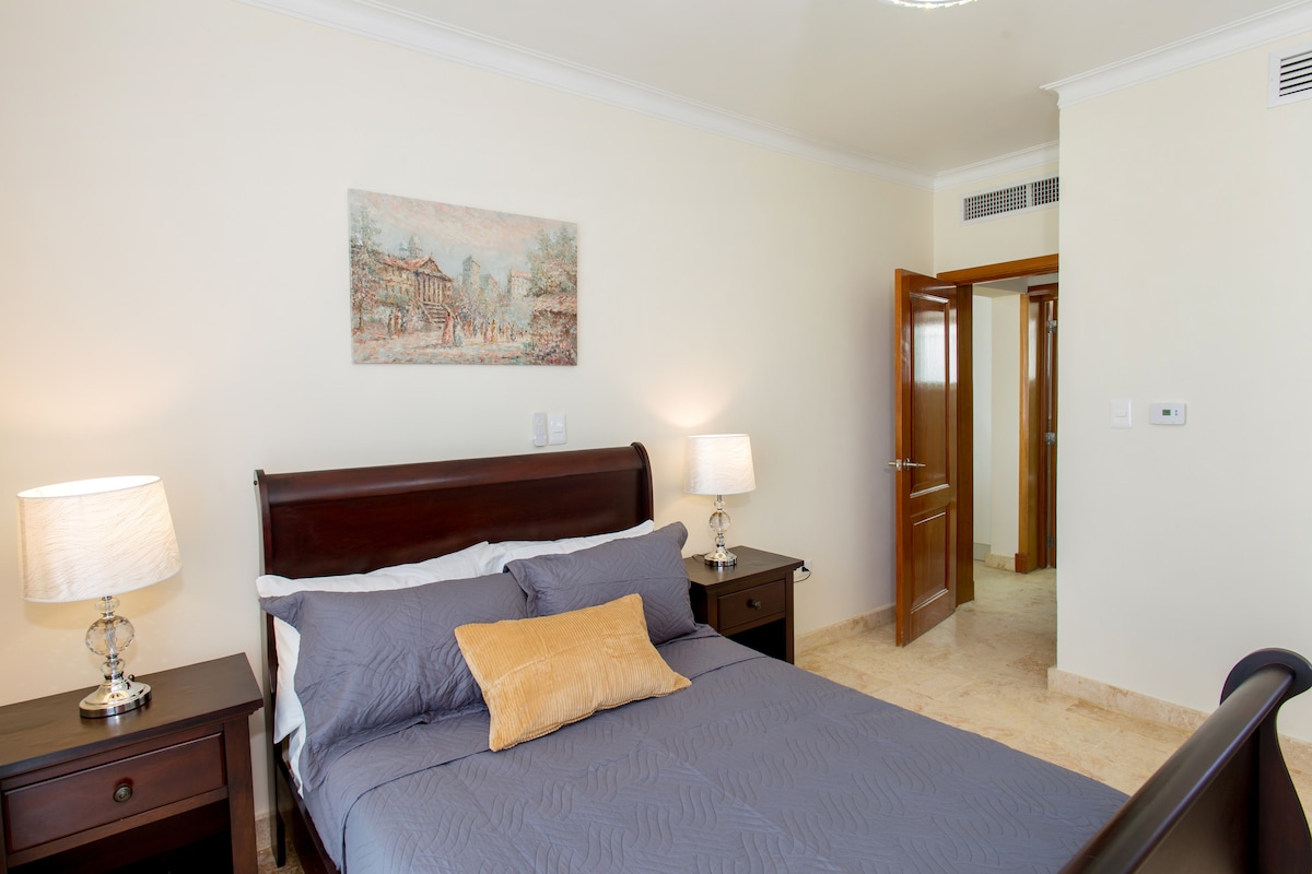 Დიდი საძინებელი. დიდი ორადგილიანი საწოლი. Სამუშაო მაგიდა. დიდი კარადა. 