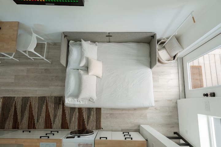 تفتح أريكة بورو بسهولة لضيوفك الإضافيين المسافرين معك. 