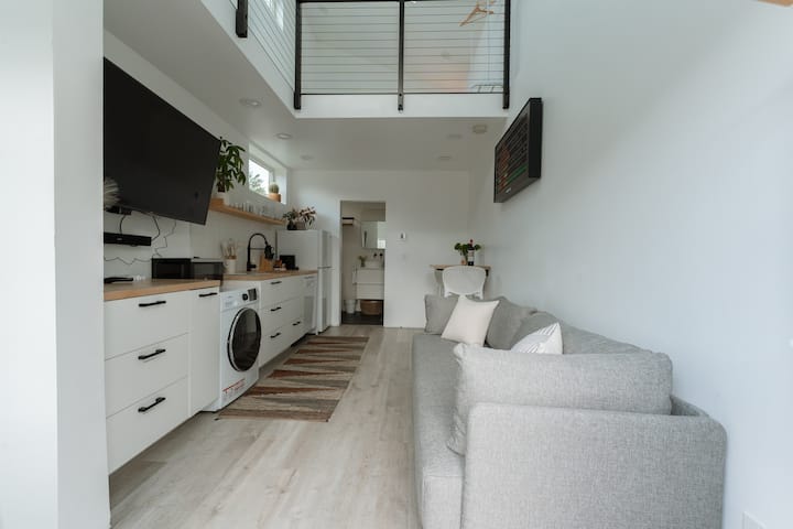 تم تصميم منطقة المعيشة لراحتك، وتتميز بأريكة نوم بورو وطاولة بيسترو لشخصين وتلفزيون ذكي للاستمتاع بها.