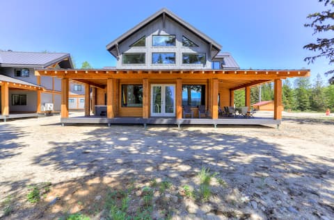 Near-Lake Kelowna Cabin # 2 - Hot Tub & Sleeps 11