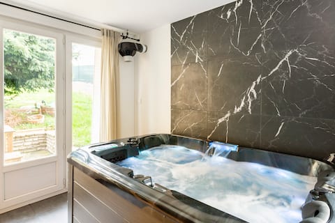 LE CHILL Suite & SPA (Private Jacuzzi & Sauna)