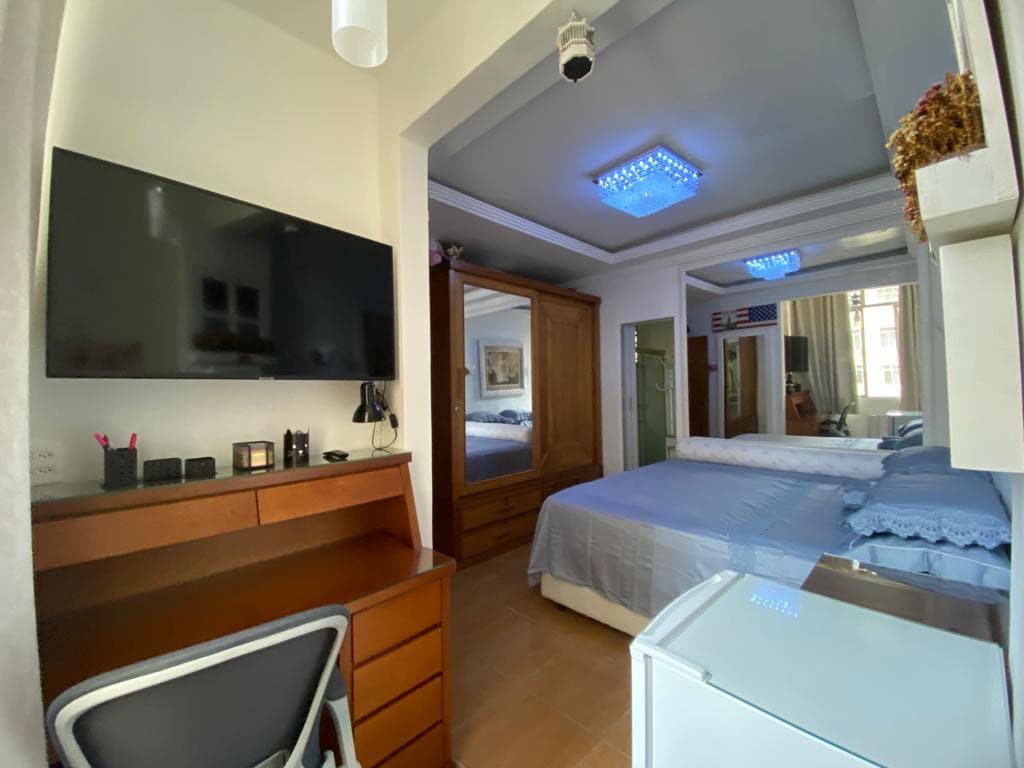 Chumba chenye hewa safi na kitanda kizuri cha ukubwa wa king, kiyoyozi kipya na feni 