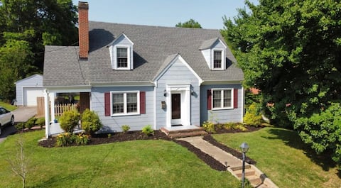 Cozy house in downtown Farmville w/ fenced in yard