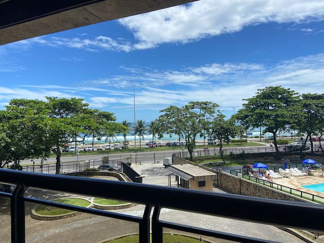 Frente Mar na Barra | Apto 4 Quartos com Varanda