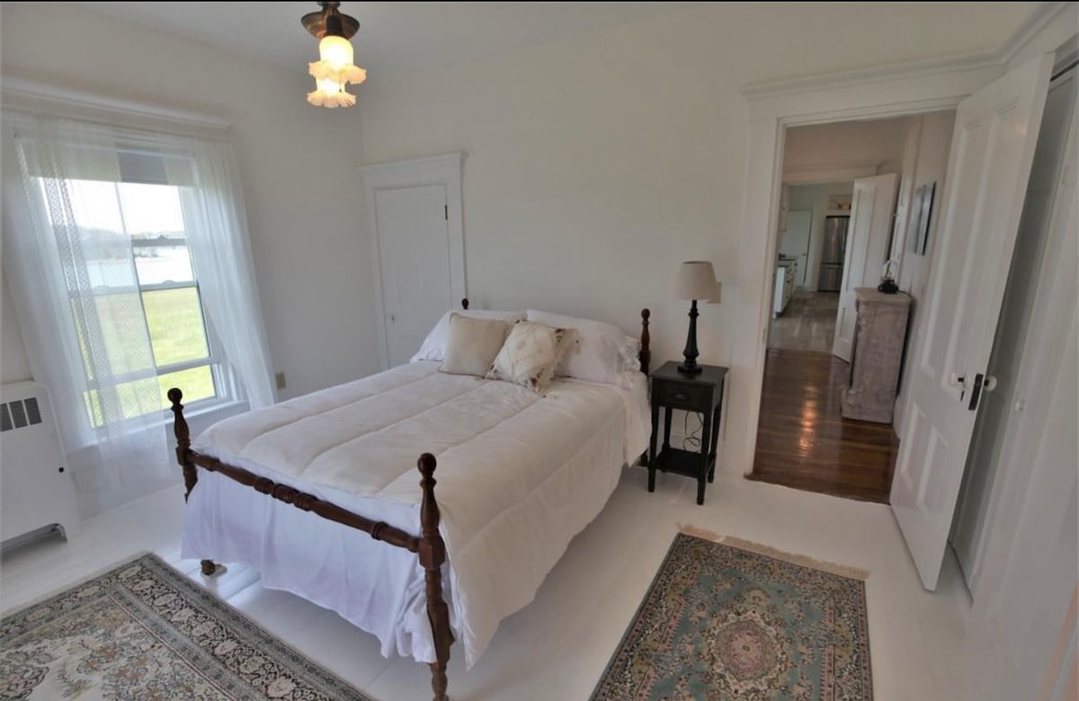 Downstairs bedroom, luego