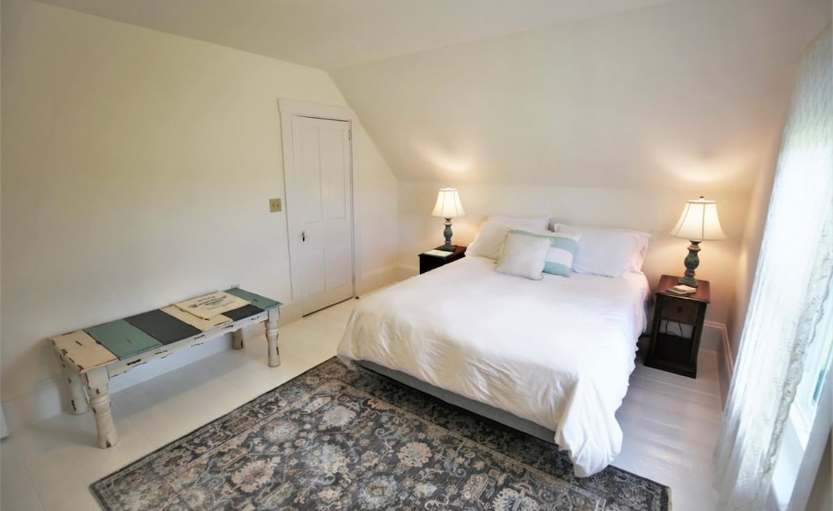 Cama en la planta alta, una cama de matrimonio.