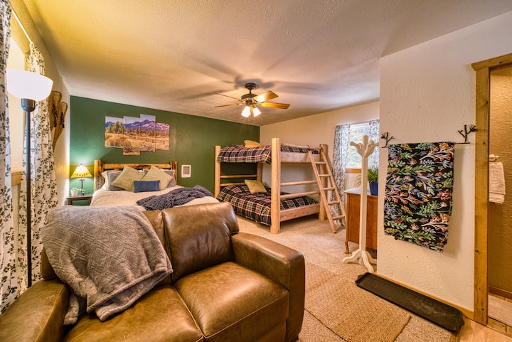 เตียงควีนไซส์และเตียงสองชั้นที่แข็งแรงมากพร้อมที่นอนขนาดใหญ่ใหม่เพื่อการนอนหลับที่ดีไม่ว่าใครจะปีนบันไดขึ้นไป เพลิดเพลินกับพื้นที่นั่งเล่นพร้อมเตาผิง ห้องน้ำเต็มรูปแบบ และเครื่องชงกาแฟเคอริก แถมไมโครเวฟและตู้เย็น/ตู้แช่แข็งขนาดเล็ก