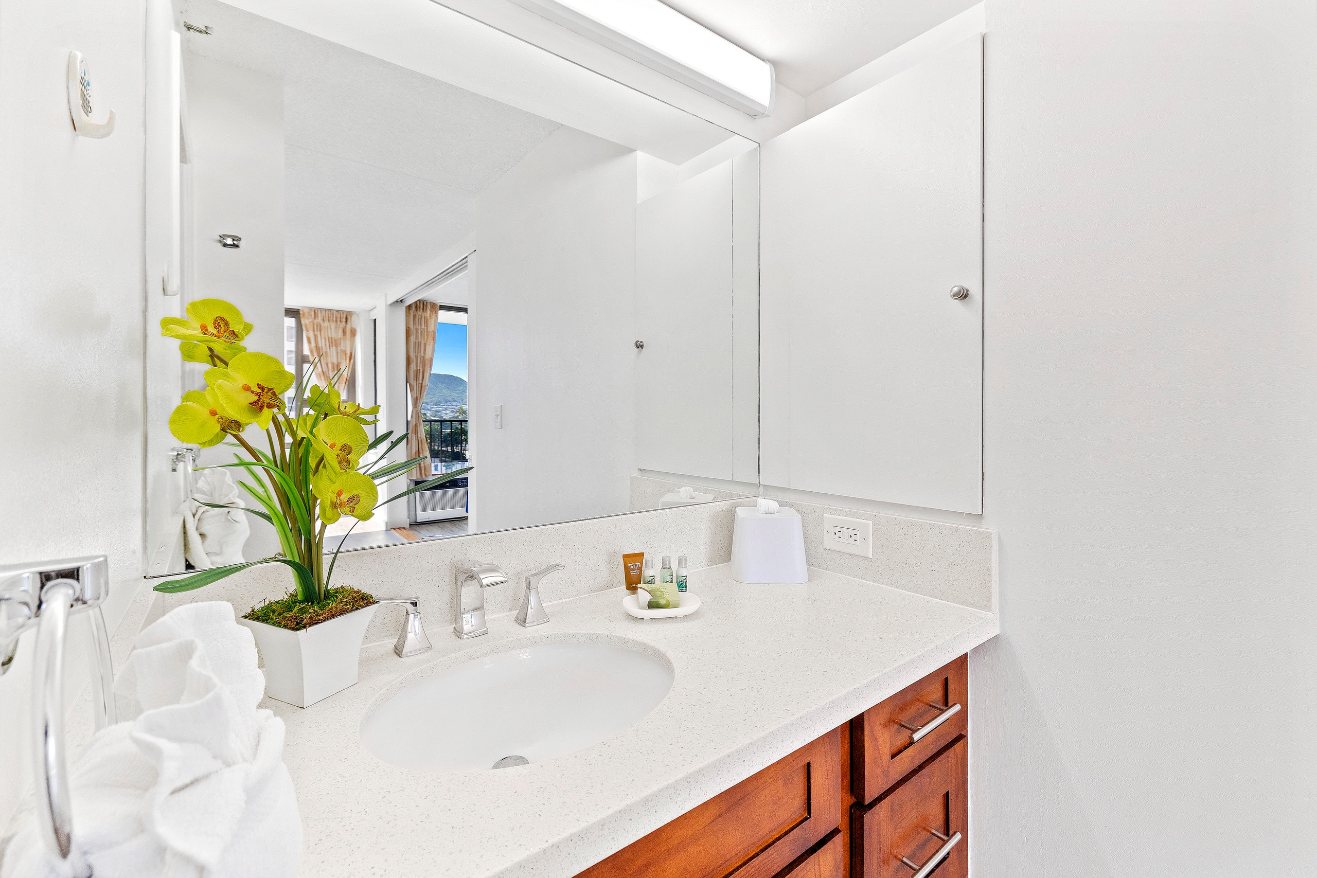 Airy condo w/ balcony near Waikiki Beach - Image 18