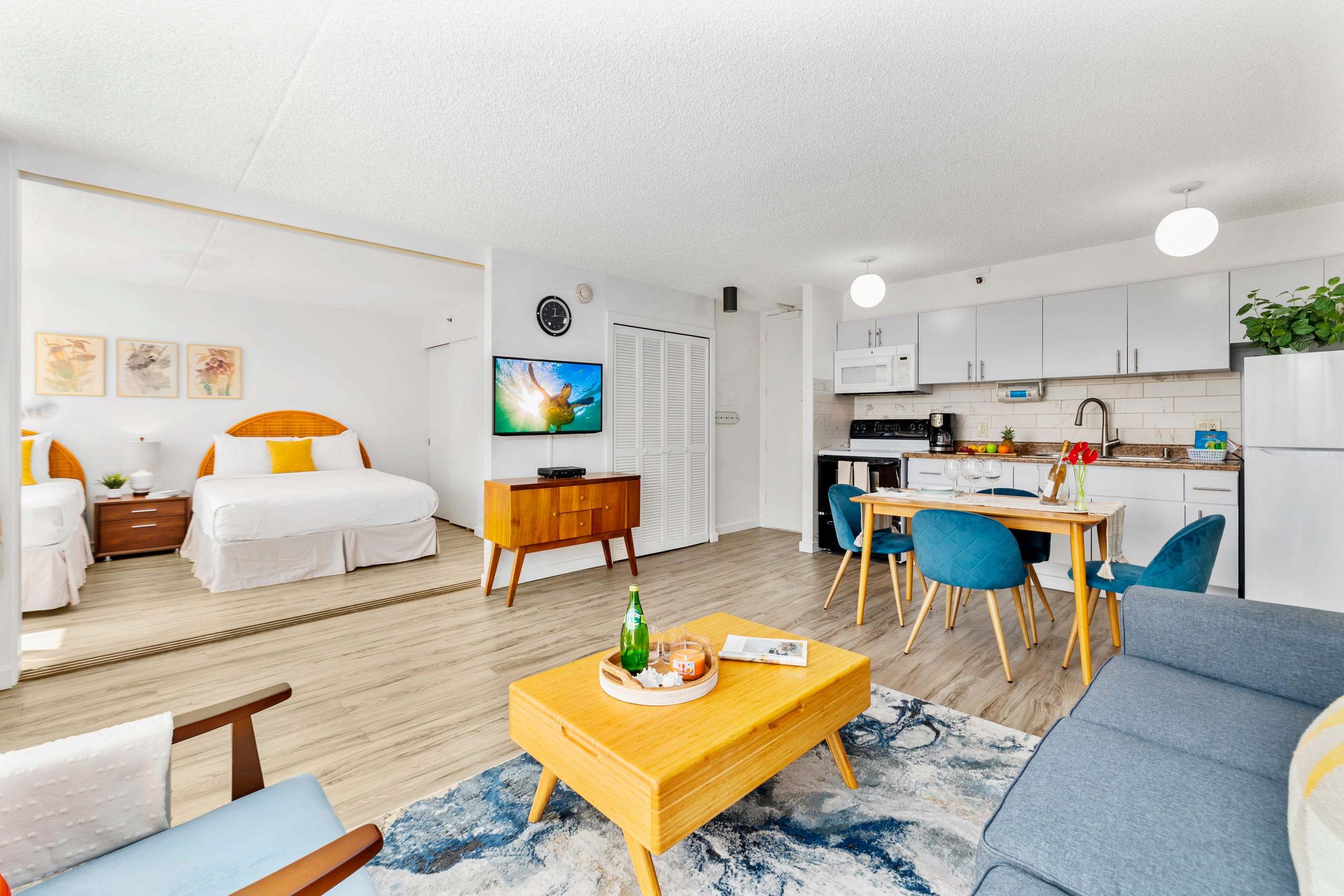 Airy condo w/ balcony near Waikiki Beach - Image 5