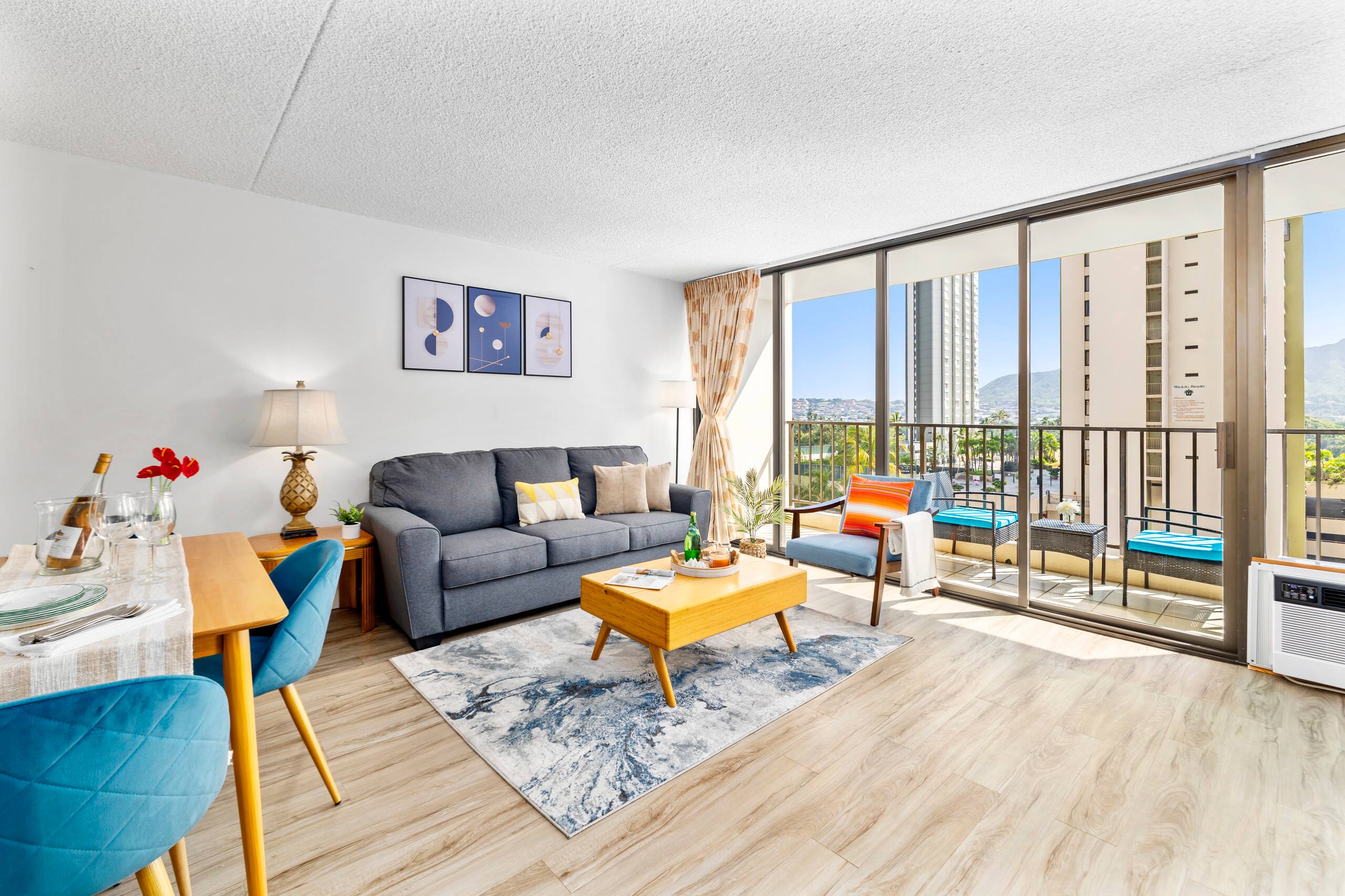 Airy condo w/ balcony near Waikiki Beach - Image 3