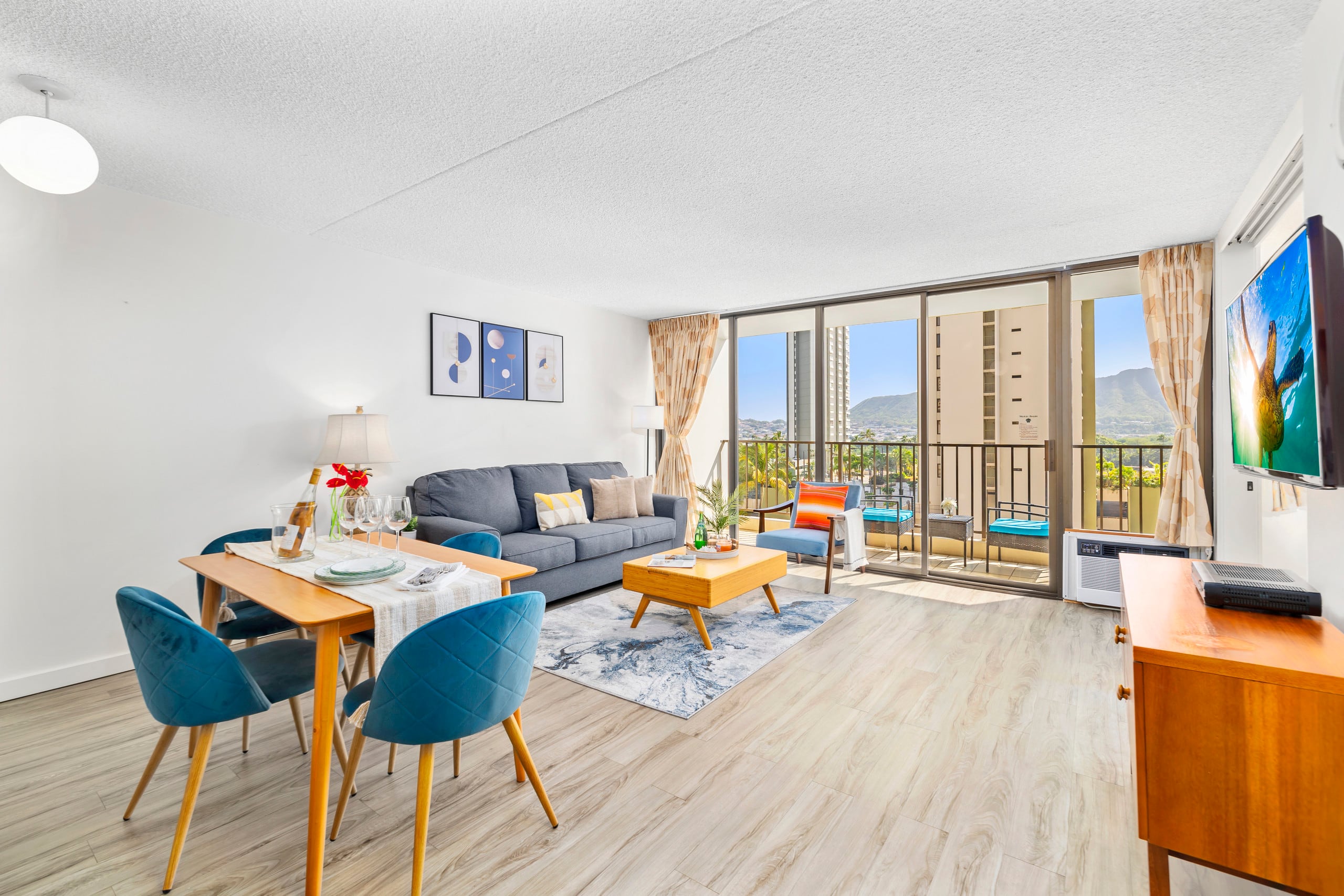 Airy condo w/ balcony near Waikiki Beach - Image 12