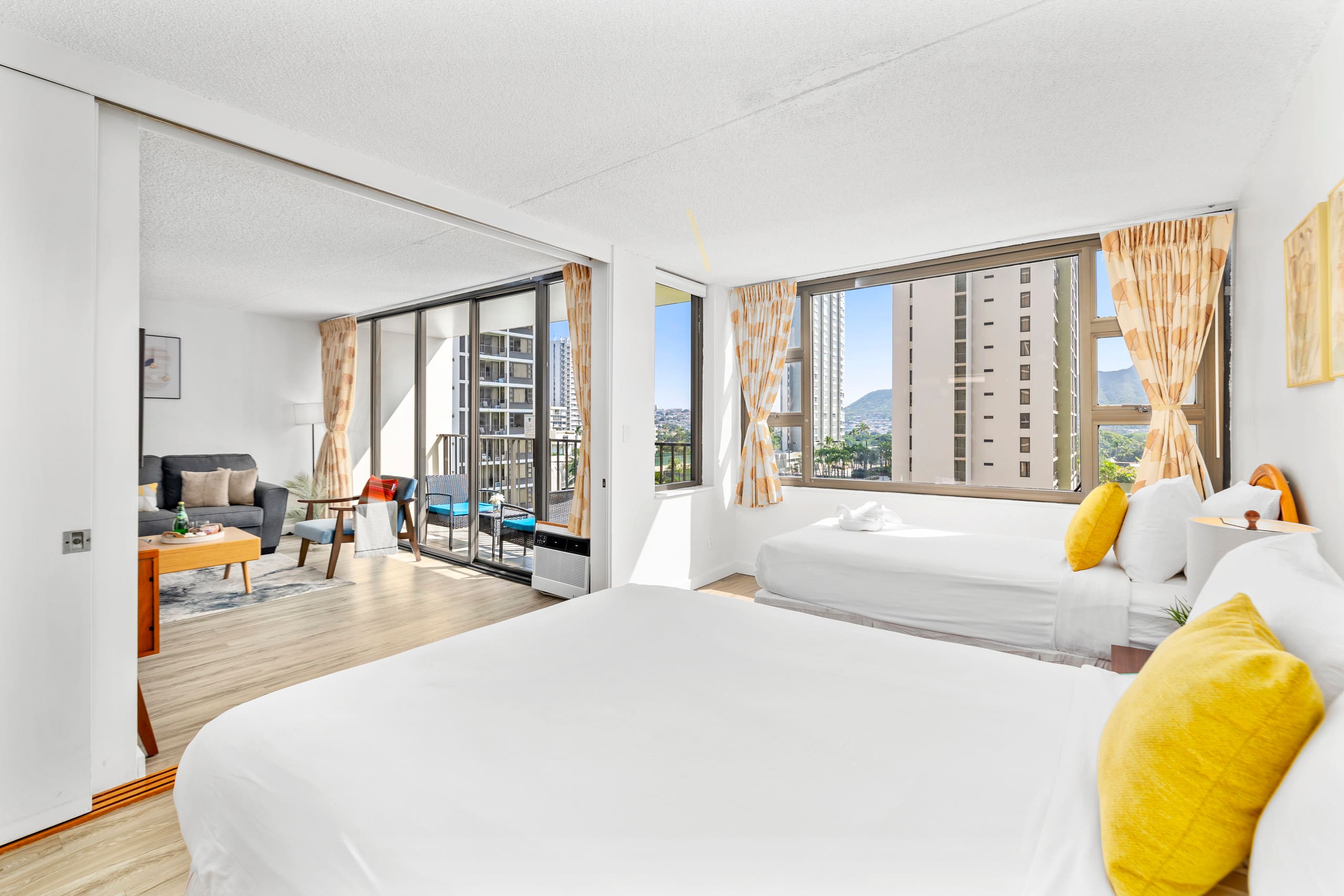 Airy condo w/ balcony near Waikiki Beach - Image 14