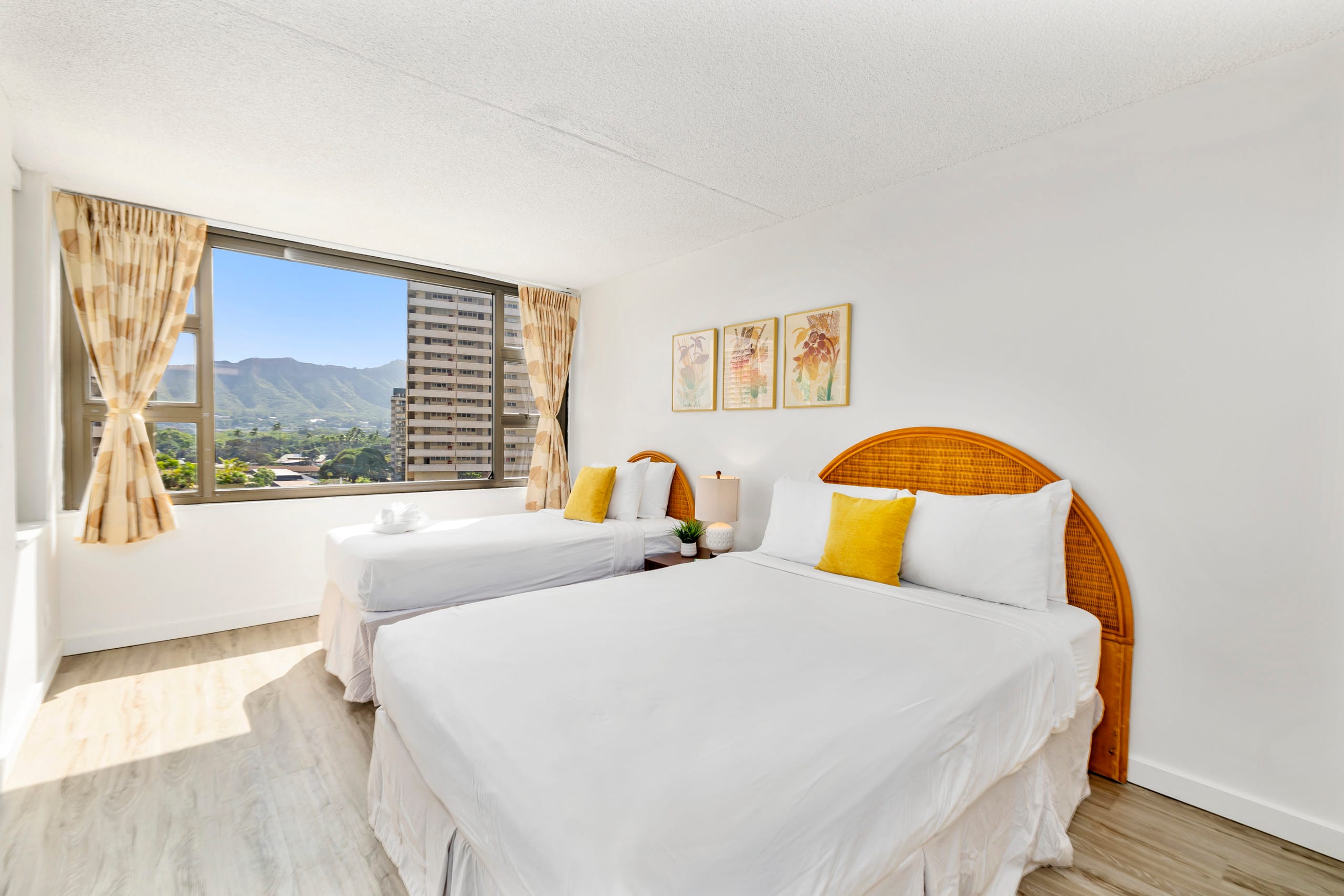Airy condo w/ balcony near Waikiki Beach - Image 13