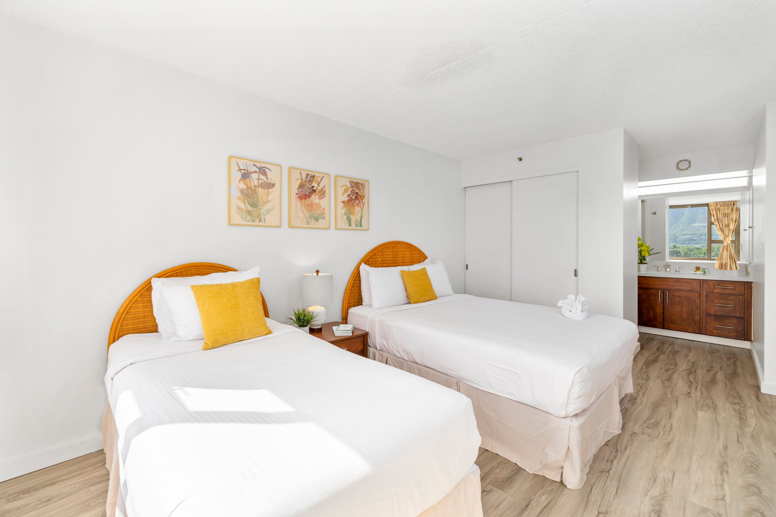 Airy condo w/ balcony near Waikiki Beach - Image 15