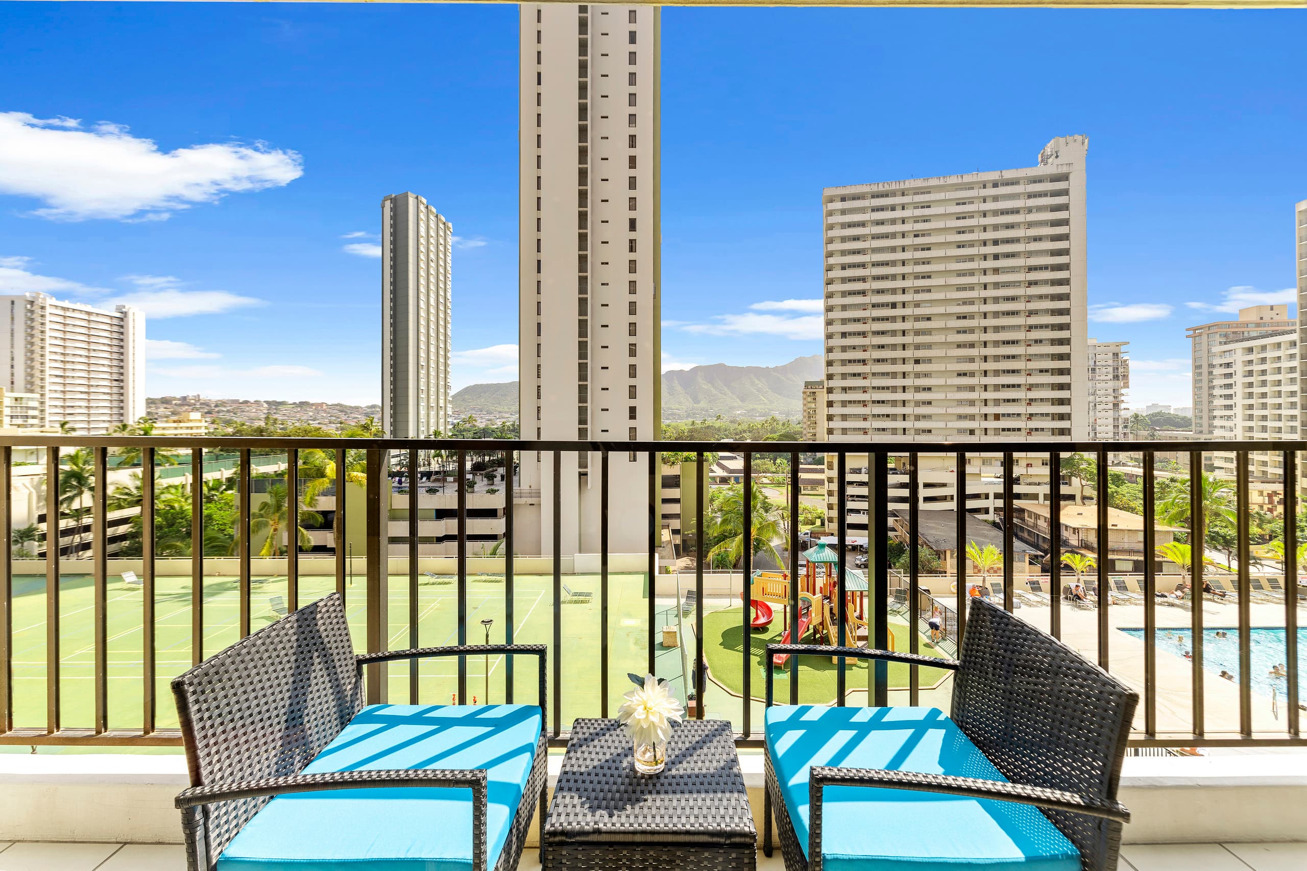 Airy condo w/ balcony near Waikiki Beach - Image 21