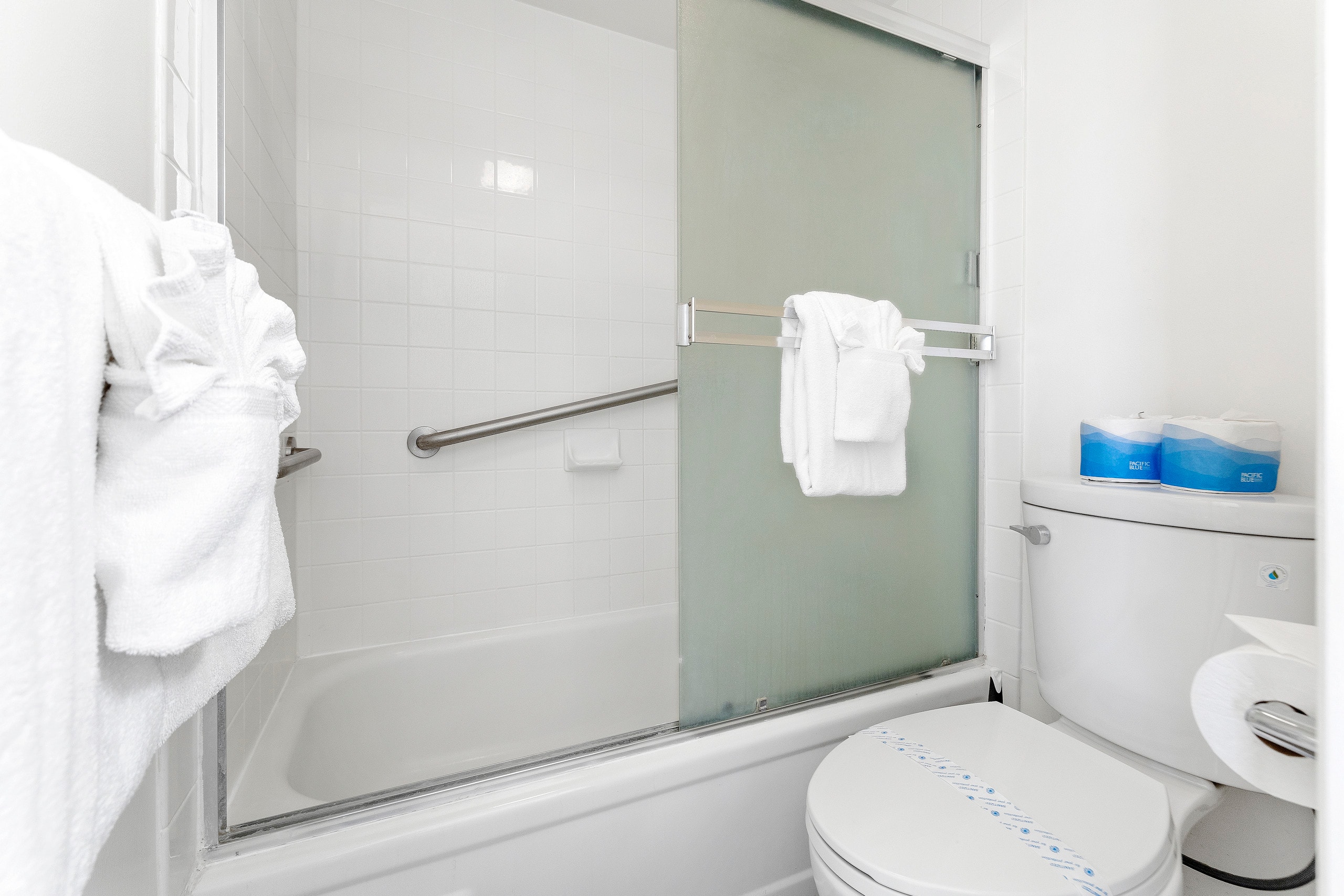 Airy condo w/ balcony near Waikiki Beach - Image 19