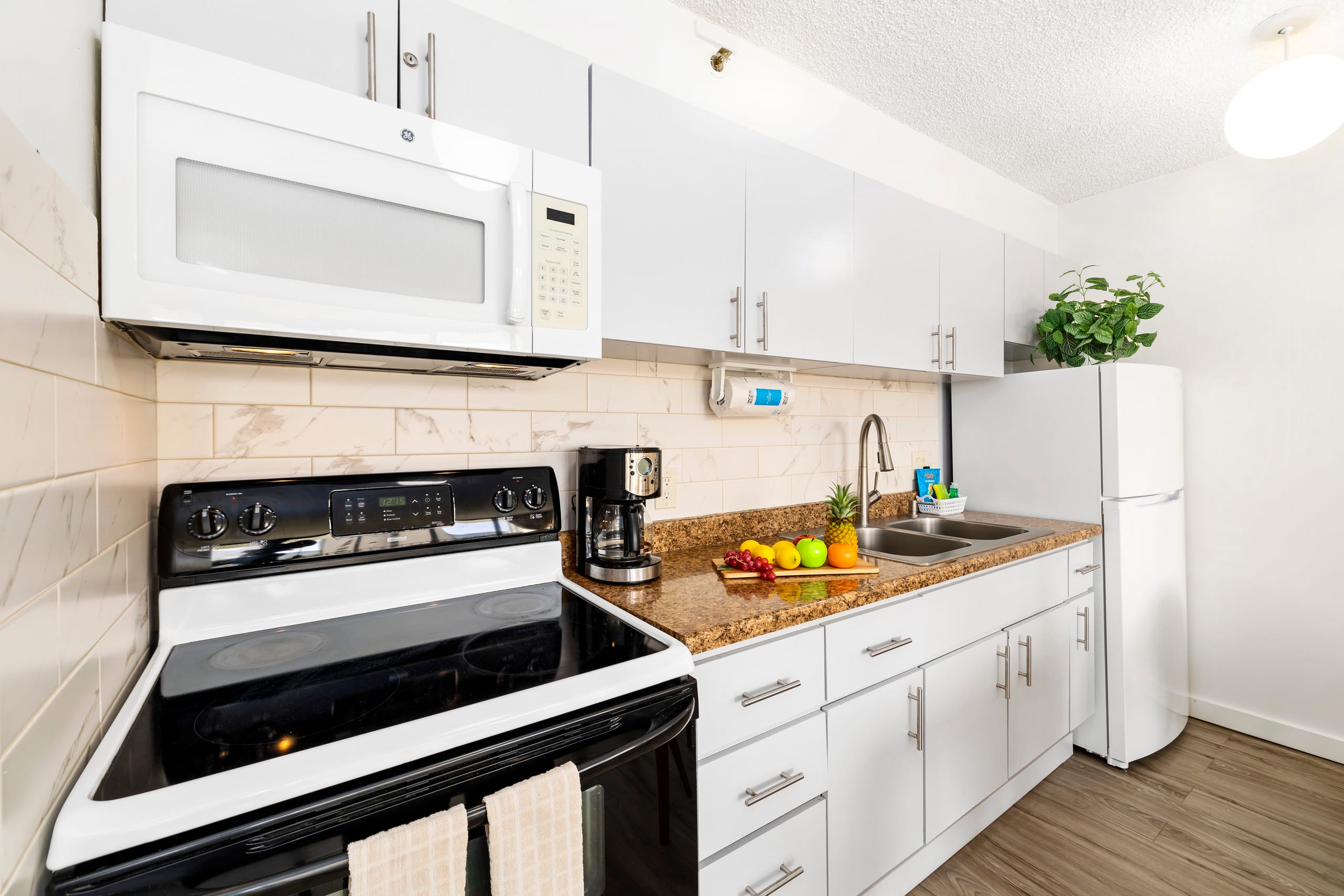 Airy condo w/ balcony near Waikiki Beach - Image 9