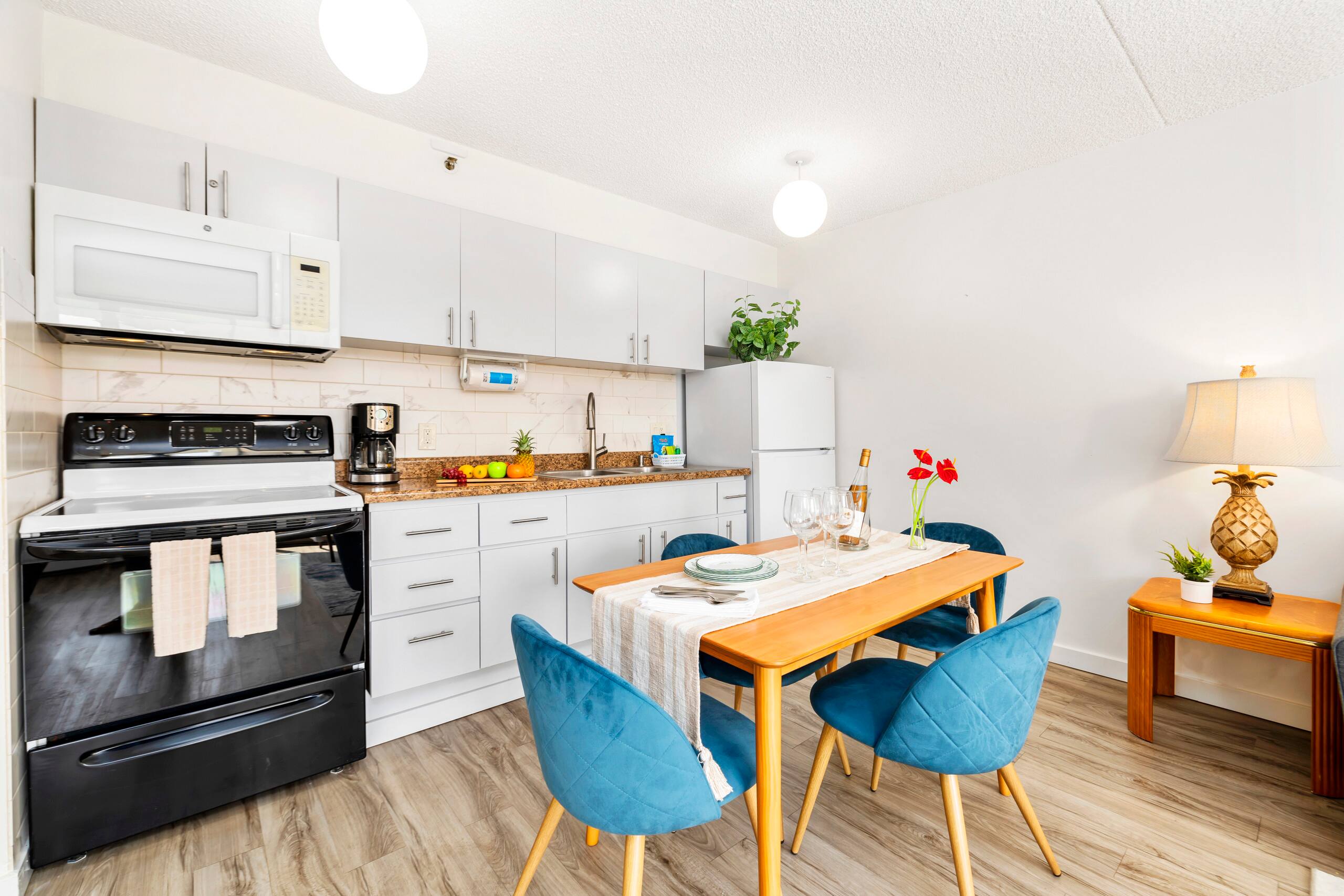Airy condo w/ balcony near Waikiki Beach - Image 11
