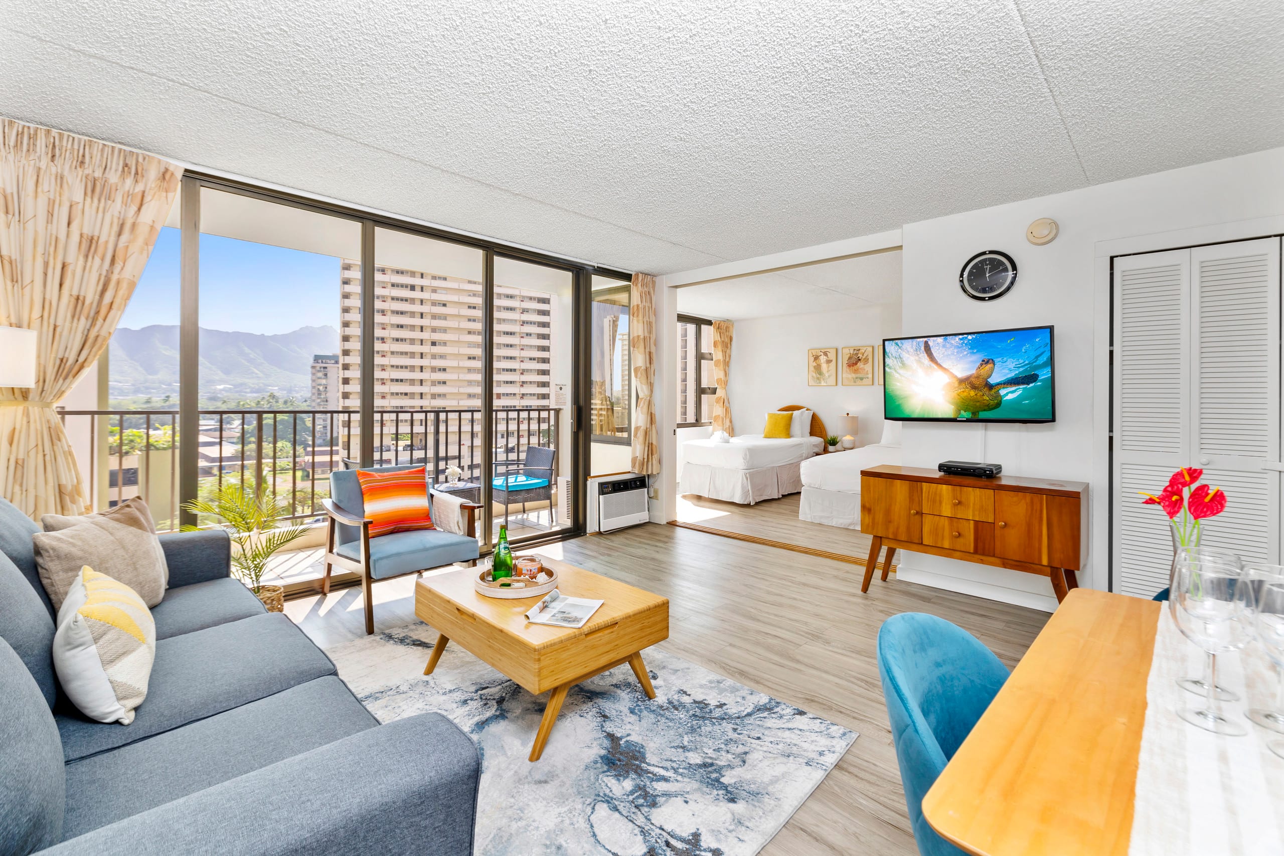 Airy condo w/ balcony near Waikiki Beach - Image 2