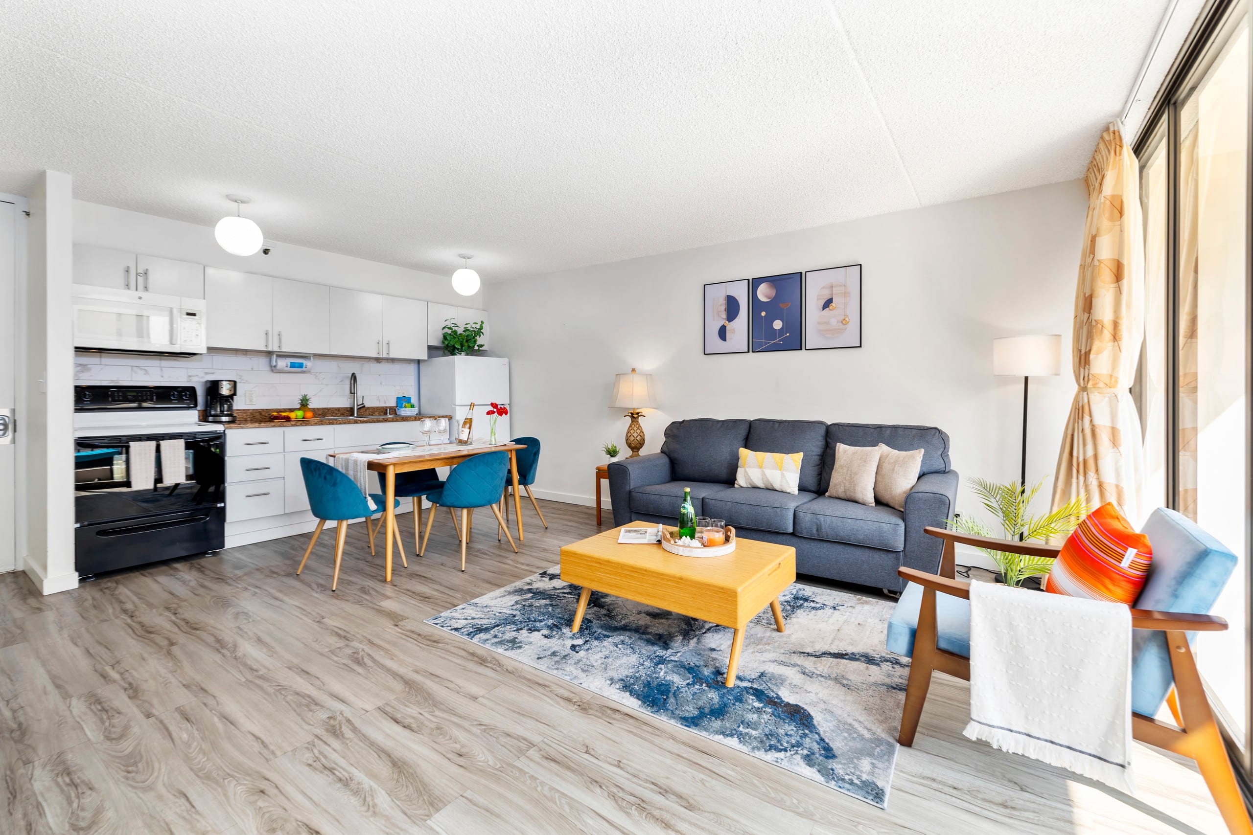 Airy condo w/ balcony near Waikiki Beach - Image 4