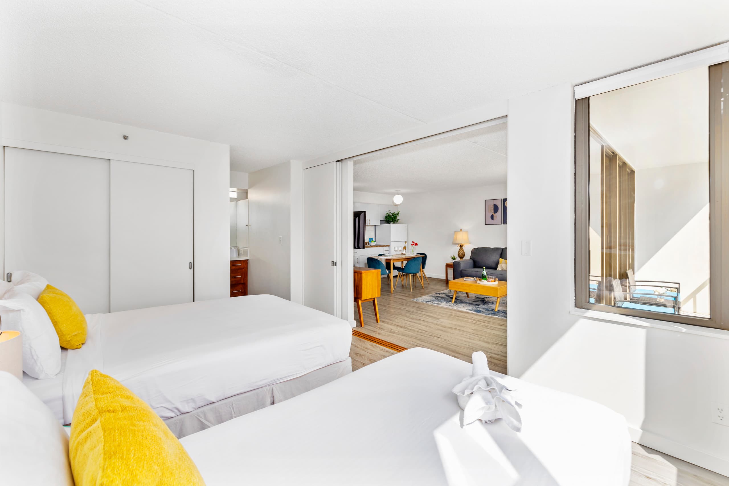 Airy condo w/ balcony near Waikiki Beach - Image 16