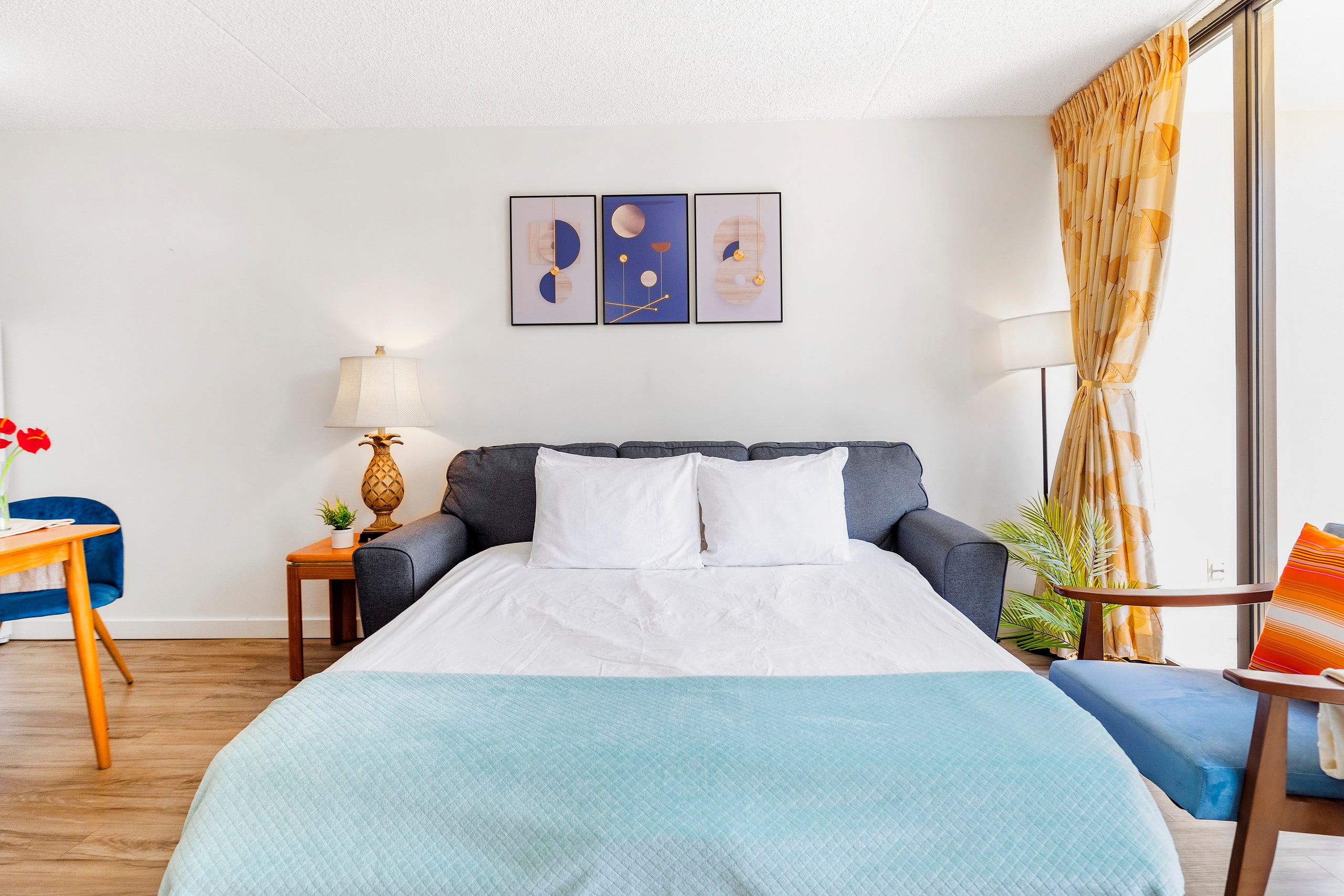 Airy condo w/ balcony near Waikiki Beach - Image 8
