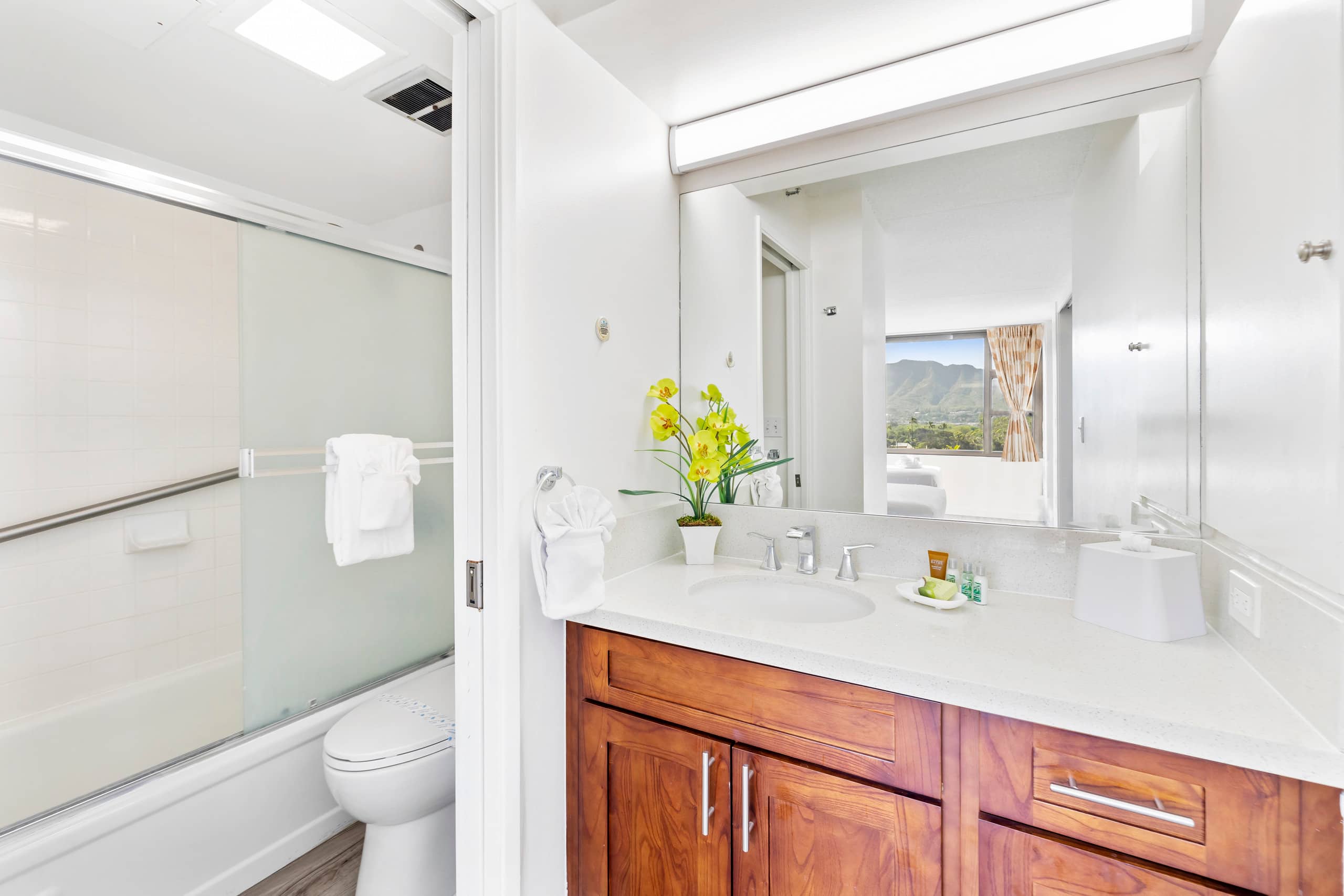 Airy condo w/ balcony near Waikiki Beach - Image 17