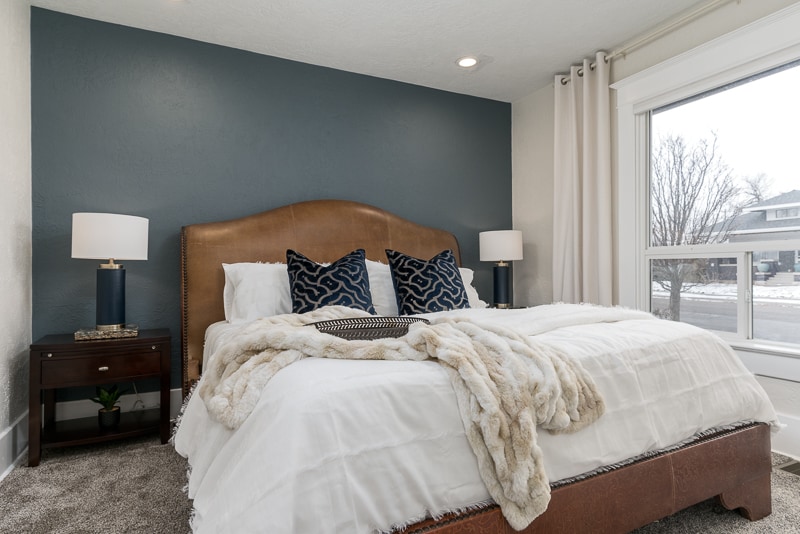 يتوسل لك هذا السرير الجلدي الرائع الذي يحتوي على سرير كينج للزحف والاسترخاء.  البياضات الناعمة والجميلة هي الجليد على كعكة لطيفة جدًا.  تحتوي كل طاولة جانبية على مصباح رائع يجلس على أحجار الجرانيت المثالية لحمل كوب من الماء في الليل.