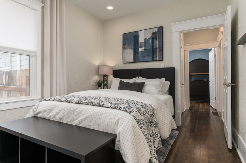 قد تكون غرفة النوم 3 صغيرة، ولكنها تحتوي على سرير كبير جميل وحمام خاص بالإضافة إلى مساحة مكتبية مخصصة.  تجعل البياضات الناعمة والمريحة هذا المسكن ممتعًا.