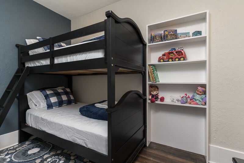 الغرفة المكونة من طابقين رائعة لجميع الأعمار!  المراتب المريحة وسهولة الوصول تجعل هذا المكان مناسبًا تمامًا.  بعض الألعاب والألعاب للعب العائلي تضيف المتعة. 