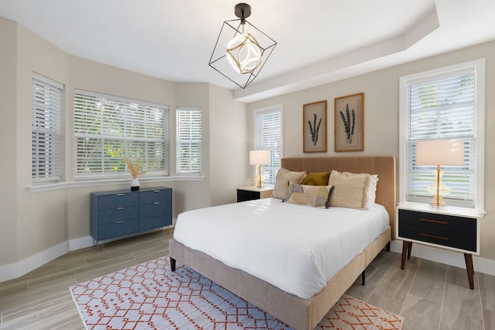 Bazen Lanai Queen Ensuite - zaseban ulaz odmah uz bazen čini ovaj prostor iznimno privatnim - to je vaše malo utočište! Nakon spavanja i opuštanja, rano ujutro zaplivajte dok sunce izlazi na bazen i pomlađuje vas na jedan dan!