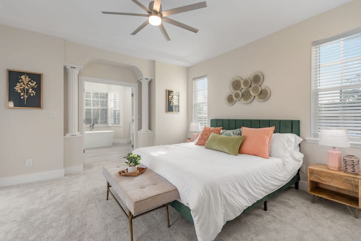 Primarni apartman sa spojenim apartmanom, ovo utočište nalazi se na 2. katu i pruža vam potpunu privatnost. Veliki dvostruki klizači nestaju u zidovima kad vam omogućuju da budete u natkrivenoj natkrivenoj verandi, bez komaraca koji ulaze u prostoriju!!