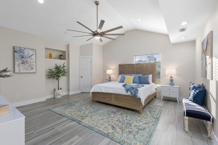 Bračna soba br. 2 sa spojenim apartmanom. Masivni apartman na prvom katu. Isti luksuzni madrac i posteljina u ostatku smještaja kako biste se mogli dobro naspavati. 