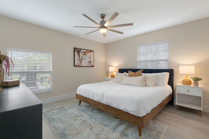 Velika bračna soba br. 1 sa spojenom kupaonicom. Kad je riječ o madracima, mi smo izbirljivi i ne štedimo troškove kako bismo vam pružili luksuzan i udoban hotelski smještaj, uključujući mekanu posteljinu kako bi vaš boravak bio što opušteniji! 