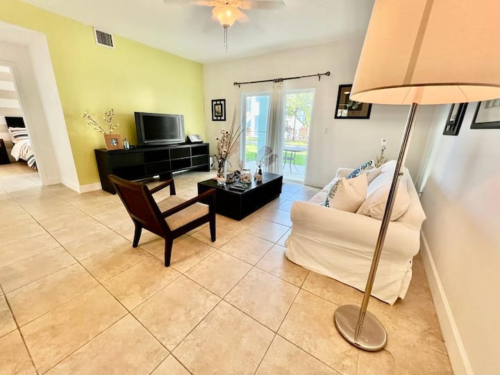 ห้องนั่งเล่นพร้อมโซฟาแบบดึงออกพร้อมเตียงขนาดเต็มหากจำเป็น